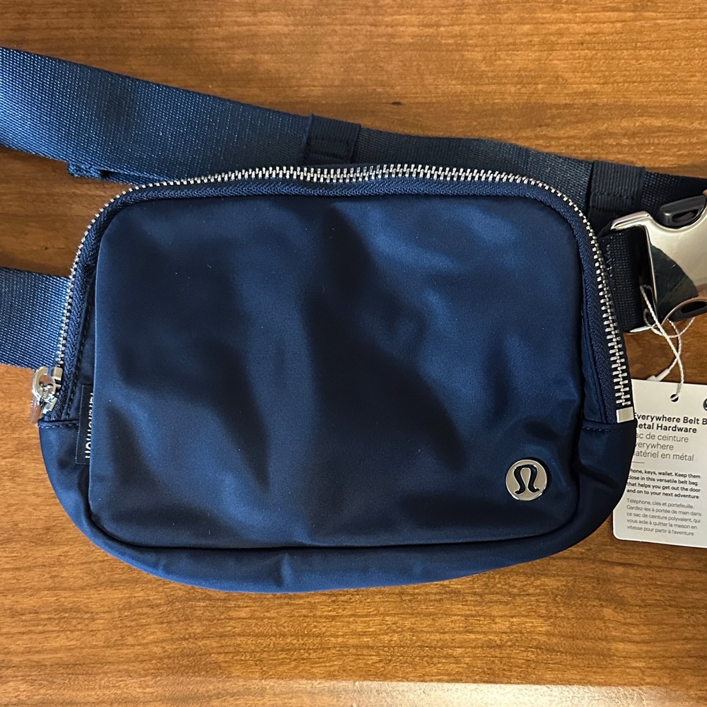 lululemon athletica Navy Everywhere Belt Bag with metal hardware NWT - Picture 5 of 11